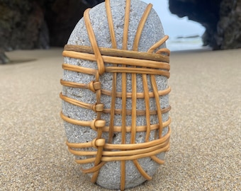Piedra vacía de jaula de pájaros - XL, envoltura de roca zen, piedra de meditación, roca envuelta en fibra de algas marinas