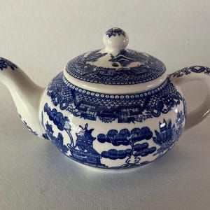 Vintage BLUE WILLOW TEAPOT Small 2 Cup Japan