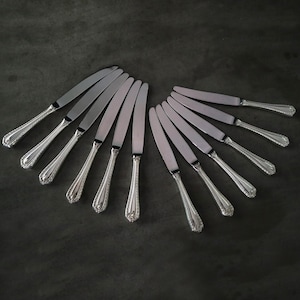 Cuchillos antiguos bañados en plata, 6 cuchillos para ensalada/entrantes y 6 cuchillos para platos principales
