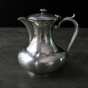 Tetera/cafetera antigua bañada en plata. Fabricada en Inglaterra.