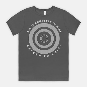 Può includere: T-shirt grigio scuro con un design circolare bianco. Il design presenta cerchi concentrici con il testo "ALL IS COMPLETE IN NINE" e "RETURN TO UNITY" in un motivo circolare attorno al centro.