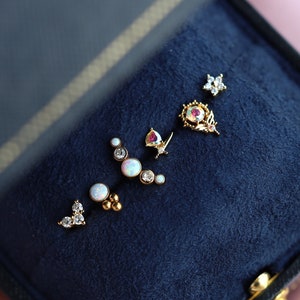 Moonstone Sailor Moon Earrings Set • Bestfriends • Gouden Engel Oorbellen • Tiny Moonstone Stud • Luck • Tragus Stud • Curved Stud • Gold Conch