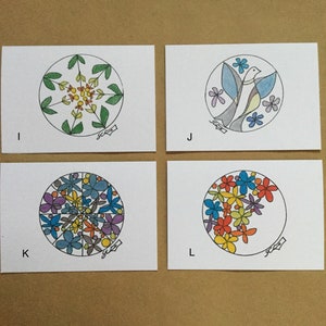 Acquista questa inserzione e lascia una "nota al venditore" alla cassa, elencando quali 4 disegni di carte vorresti dagli 8 in offerta.