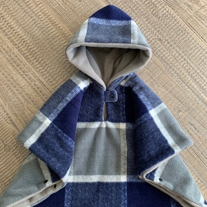 Poncho para asiento de automóvil a cuadros azul y gris, abrigo poncho de invierno para niños, capas dobles, manta suave para asiento de automóvil, opción para bolsillos. imagen 1