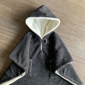 Poncho gris oscuro para asiento de coche: abrigo de invierno con capucha