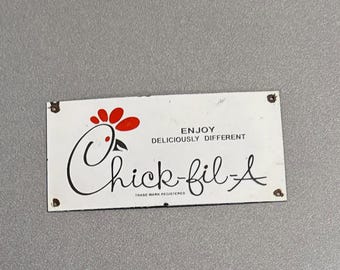 Letrero de porcelana vintage de 12” del restaurante Chick-fil-A con diseño de pollo, ideal para autos, camiones, motocicletas y vehículos.