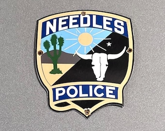 Letrero de porcelana vintage con el escudo de la policía de Needles para coche, aceite, gas, camión y motocicleta.
