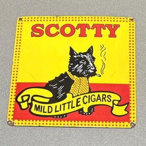 Puede incluir: Un letrero vintage amarillo y rojo con una ilustración en blanco y negro de un perro fumando un cigarrillo. El letrero dice "Scotty Mild Little Cigars".
