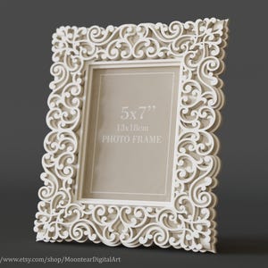 Pu&ograve; includere: Una cornice bianca e ornata con un design decorativo a spirale. La cornice &egrave; progettata per contenere una foto di 13x18 cm (5x7 pollici). La cornice &egrave; realizzata in un materiale di colore chiaro e ha un aspetto dettagliato e stratificato.
