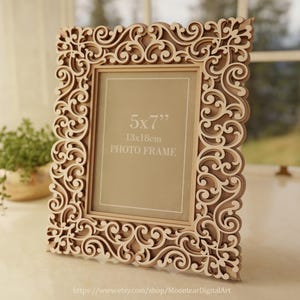 Pu&ograve; includere: Una cornice fotografica decorativa in legno con un intricato design a spirale. La cornice &egrave; marrone chiaro con un interno beige e pu&ograve; contenere una foto di 13x18cm (5x7 pollici). La cornice &egrave; su una superficie bianca.