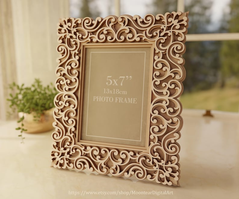 Pu&ograve; includere: Una cornice fotografica decorativa in legno con un intricato design a spirale. La cornice &egrave; marrone chiaro con un interno beige e pu&ograve; contenere una foto di 13x18cm (5x7 pollici). La cornice &egrave; su una superficie bianca.