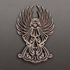K&ouml;nnte beinhalten: Ein braunes Holzengel-Ornament mit filigranen Ausschnitten. Der Engel hat Fl&uuml;gel, ein flie&szlig;endes Kleid und ein zartes Gesicht.