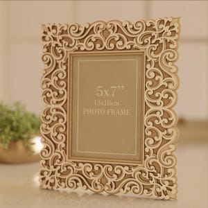 Pu&ograve; includere: Una cornice per foto in legno tagliata al laser con un design ornato e a spirale. La cornice &egrave; adatta per una foto di 13x18cm. L'immagine include il testo "VECTOR FRAME DESIGN" e "LASER CUT VECTOR TEMPLATE".