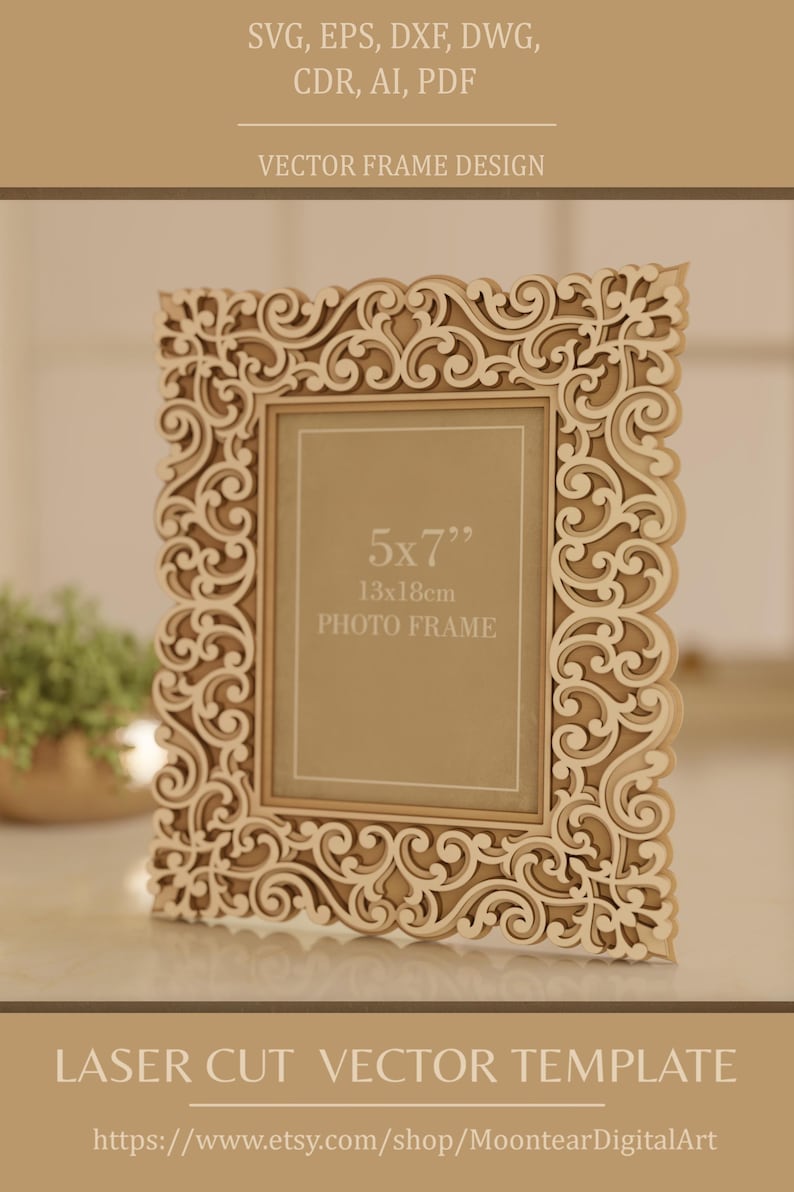 Pu&ograve; includere: Una cornice per foto in legno tagliata al laser con un design ornato e a spirale. La cornice &egrave; adatta per una foto di 13x18cm. L'immagine include il testo "VECTOR FRAME DESIGN" e "LASER CUT VECTOR TEMPLATE".