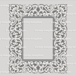 Pu&ograve; includere: Un design di cornice vettoriale a strati nei toni del grigio, adatto al taglio laser. Il design presenta un'intricata voluta attorno a uno spazio centrale rettangolare. Il testo in alto indica i formati di file: SVG, EPS, DXF, DWG, CDR, AI, PDF.