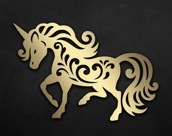 Könnte beinhalten: Eine goldfarbene Silhouette eines Einhorns mit filigranen floralen Mustern. Das Einhorn steht auf seinen Hinterbeinen und hat den Kopf zur Seite gedreht.