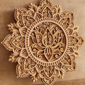K&ouml;nnte beinhalten: Ein braunes Holzmandala mit einem geschichteten Design, das eine Lotusblume in der Mitte zeigt. Das Mandala hat komplizierte Details und ein zartes, kompliziertes Muster.