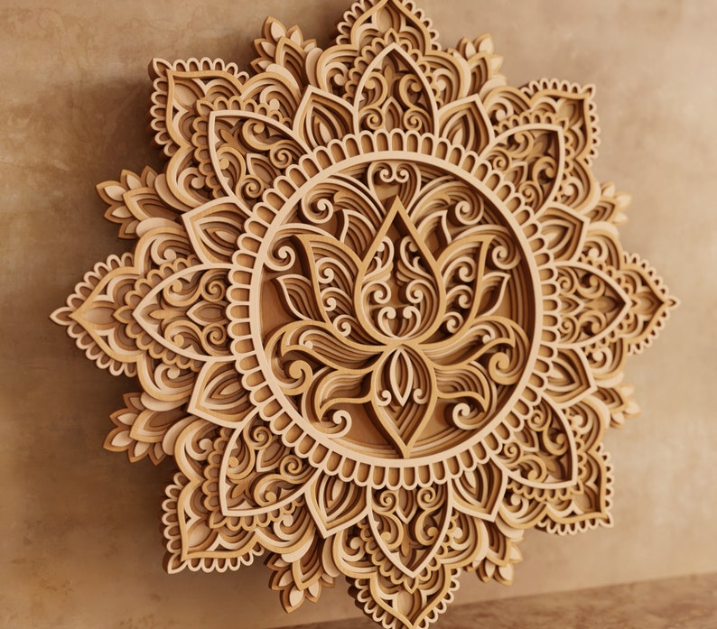 K&ouml;nnte beinhalten: Ein braunes Holzmandala mit einem geschichteten Design, das eine Lotusblume in der Mitte zeigt. Das Mandala hat komplizierte Details und ein zartes, kompliziertes Muster.