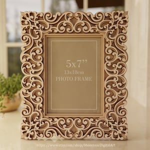 Pu&ograve; includere: Una cornice fotografica decorativa in legno con intricati disegni a spirale intagliati. La cornice &egrave; marrone chiaro e presenta un'apertura rettangolare per una foto di 13x18 cm (5x7 pollici). La cornice &egrave; esposta su una superficie chiara.