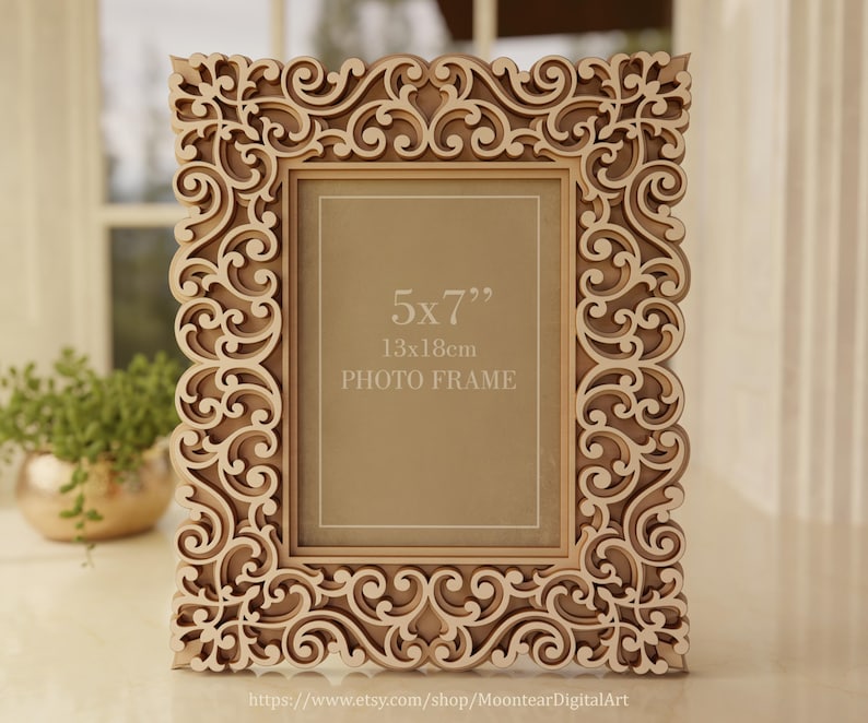 Pu&ograve; includere: Una cornice fotografica decorativa in legno con intricati disegni a spirale intagliati. La cornice &egrave; marrone chiaro e presenta un'apertura rettangolare per una foto di 13x18 cm (5x7 pollici). La cornice &egrave; esposta su una superficie chiara.