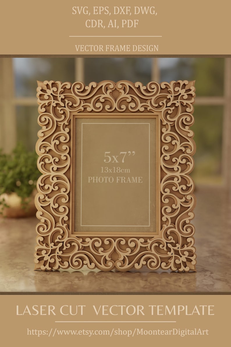 Pu&ograve; includere: Una cornice per foto in legno tagliata al laser con un intricato design a volute. La cornice &egrave; progettata per una foto di 13x18cm e include il testo "PHOTO FRAME". L'immagine include anche il testo "VECTOR FRAME DESIGN" e informazioni sul tipo di file.