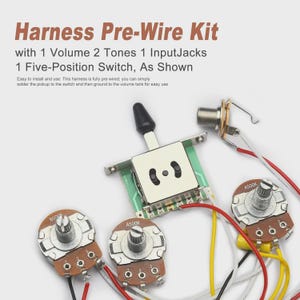 Op de afbeelding: Een set van drie keramische mokken met een gespikkelde, matte afwerking. De mokken zijn in cr&egrave;me, lichtgrijs en donkergrijs. Elke mok heeft een eenvoudig, minimalistisch ontwerp.
