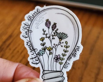 Adesivo "Lascia che la tua luce brilli": lampadina floreale, adesivo cristiano per laptop