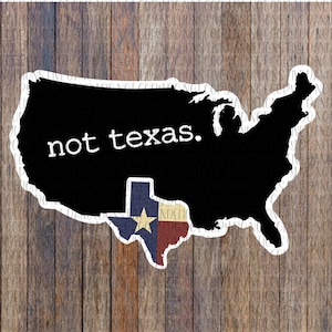 Può includere: Un contorno in bianco e nero degli Stati Uniti con lo stato del Texas evidenziato nei colori della bandiera del Texas. Il testo "not texas." è scritto in bianco sul contorno degli Stati Uniti.