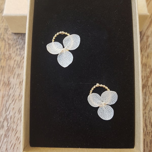 Boucles d'oreilles puces dorées torsadées plaqué or 14k  - Fleur naturelle stabilisée/préservée d'hortensia