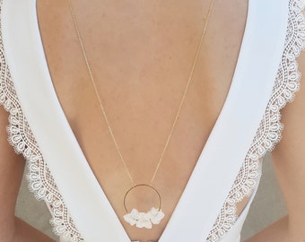 Bijoux collier dos nu en fleurs naturelles d'hortensias préservées/stabilisées mariage