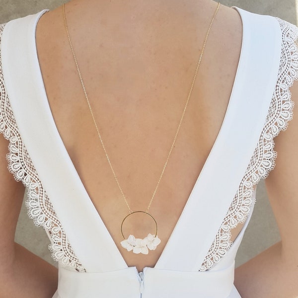 Bijoux collier dos nu en fleurs naturelles d'hortensias préservées/stabilisées mariage