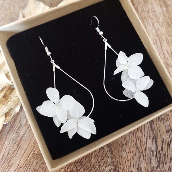 Silberne Ohrhänger – weiße konservierte Naturblumen – Hochzeit