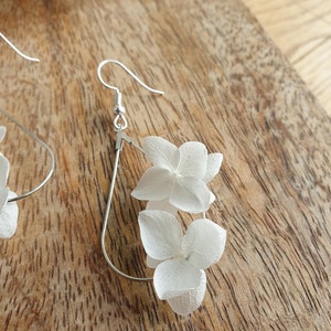 Boucles d'oreilles gouttes argentées fleurs naturelles stabilisées blanches Mariage image 4