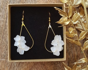 Pendientes dorados gotas flores blancas naturales estabilizadas - Boda