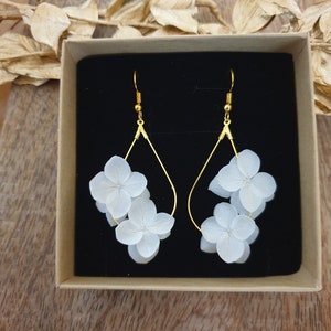 Boucles d'oreilles dorées gouttes fleurs naturelles stabilisées blanches Mariage image 3