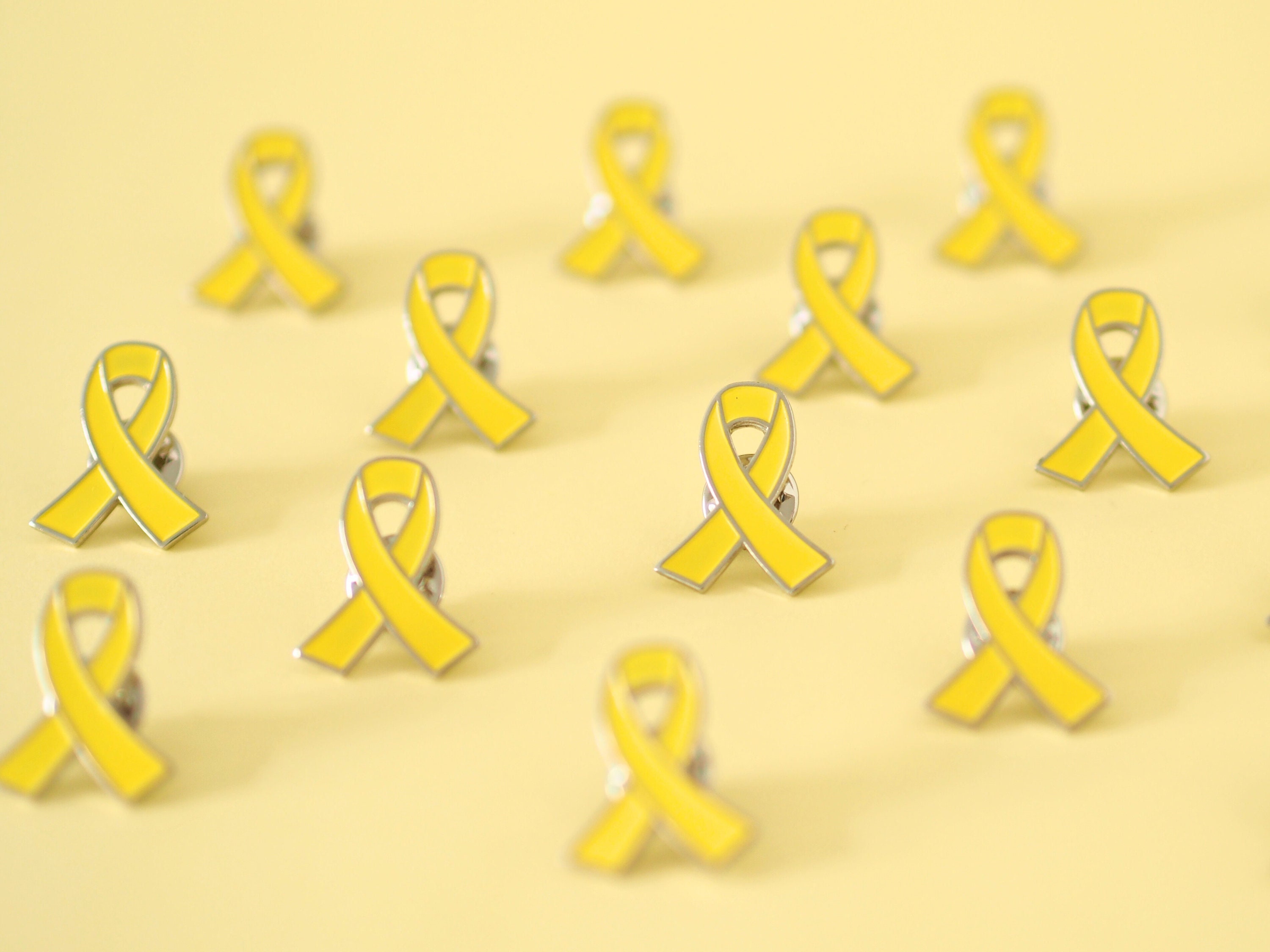 Un Ruban Jaune, Symbole D'un Cancer Des Os With Copy Space Photo Stock - Foto 2
