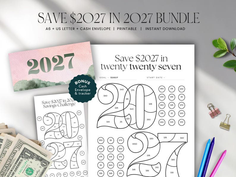 Op de afbeelding: Een printbare spaarchallenge-bundel met de tekst Save $2027 in 2027. De set bevat een roze en groene aquarel envelop voor contant geld, een spaartracker-blad met het getal 2027 verdeeld in secties en cirkelvormige geldpictogrammen.