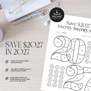 Op de afbeelding: Een witte papieren spaartracker met zwarte tekst Save $2027 in twenty twenty seven. Het ontwerp bevat de grote cijfers 2027 verdeeld in kleinere secties met dollarbedragen, naast rijen cirkels met verschillende dollarwaarden.