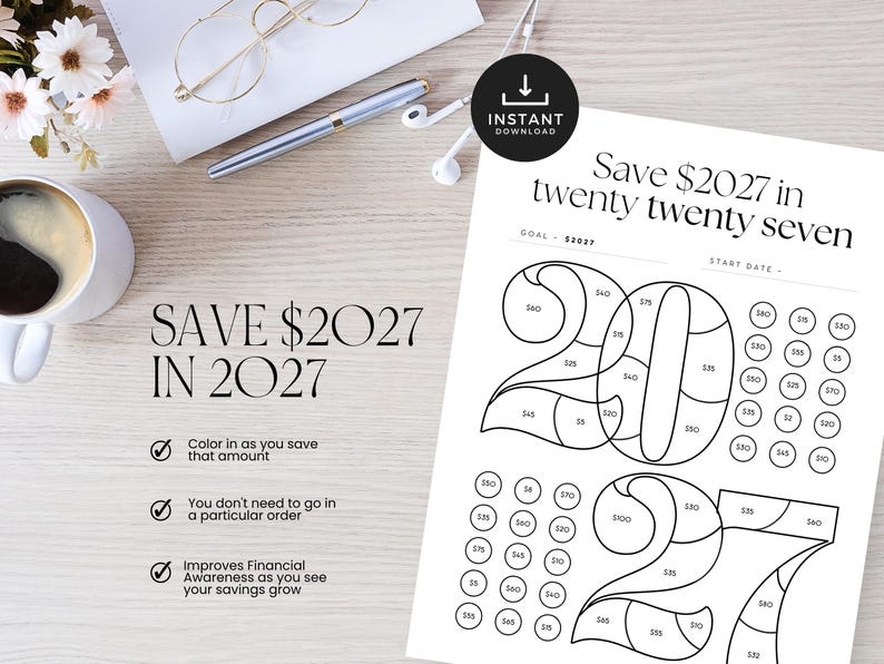 Op de afbeelding: Een witte papieren spaartracker met zwarte tekst Save $2027 in twenty twenty seven. Het ontwerp bevat de grote cijfers 2027 verdeeld in kleinere secties met dollarbedragen, naast rijen cirkels met verschillende dollarwaarden.