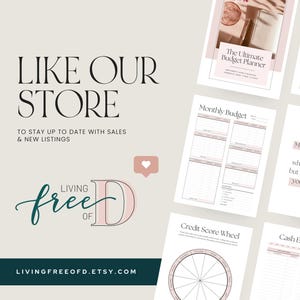 Op de afbeelding: Een promotionele afbeelding voor een digitale planner met de tekst LIKE OUR STORE TO STAY UP TO DATE WITH SALES & NEW LISTINGS en het logo LIVING FREE OF D. Verschillende pagina's van een budgetplanner worden getoond, inclusief secties voor maandelijkse budgetten, credit score wielen en contante enveloppen.