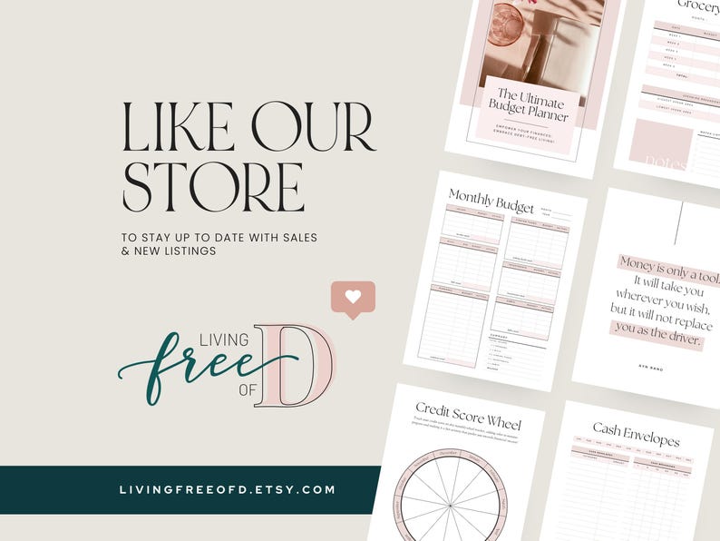 Op de afbeelding: Een promotionele afbeelding voor een digitale planner met de tekst LIKE OUR STORE TO STAY UP TO DATE WITH SALES & NEW LISTINGS en het logo LIVING FREE OF D. Verschillende pagina's van een budgetplanner worden getoond, inclusief secties voor maandelijkse budgetten, credit score wielen en contante enveloppen.