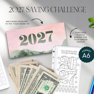 Op de afbeelding: Een 2027-spaaruitdaging-set met een roze en groene aquarelkaart, een witte A6-binderinzet met een 2027-kleurtracker, een witte rekenmachine en een stapel Amerikaanse dollarbiljetten. Tekst: 2027 SAVING CHALLENGE en Save $2027 in 2027.