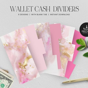 Op de afbeelding: Zes roze en gouden portemonnee-geldverdelers met een blanco tabblad. De verdelers hebben een aquarelontwerp met gouden accenten. De tekst "WALLET CASH DIVIDERS" en "6 DESIGNS | WITH BLANK TAB | INSTANT DOWNLOAD" staat bovenaan de afbeelding. De tekst "INSTANT DOWNLOAD" staat in een cirkel met een downloadpijl.