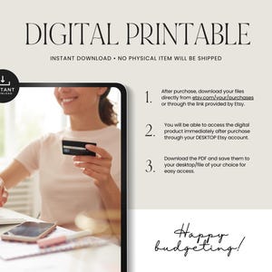 Op de afbeelding: Een digitale printbare instructieafbeelding met de tekst DIGITAL PRINTABLE bovenaan en een genummerde lijst die het downloadproces uitlegt. Een tabletframe toont een persoon die een creditcard gebruikt, en de tekst Happy budgeting! staat onderaan.