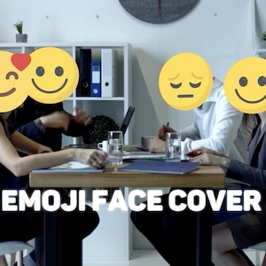 以下が含まれることがあります： オフィスでテーブルを囲む人々の会議の様子。顔は絵文字の顔カバーで隠されています。「EMOJI FACE COVER」というテキストが画像の下部に白で表示されています。