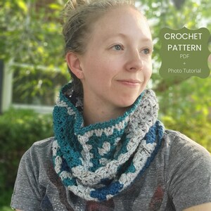 Puede incluir: Una mujer lleva una bufanda de cuello de tortuga de ganchillo de color turquesa, gris y azul. La imagen incluye el texto "CROCHET PATTERN PDF + Photo Tutorial".