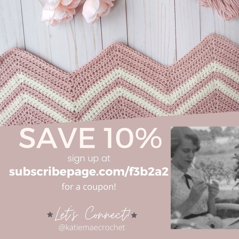 K&ouml;nnte beinhalten: Eine rosa und wei&szlig;e H&auml;keldecke mit einem Zickzackmuster. Der Text "SAVE 10% sign up at subscribepage.com/f3b2a2 for a coupon! Let's Connect! @katiemaecrochet" ist auf dem Bild zu sehen.