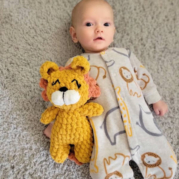 Crochet lion pattern, crochet lion, mini lion plush, plush lion pattern, crochet lion plush, crochet lion stuffie, lion lovey, baby lion