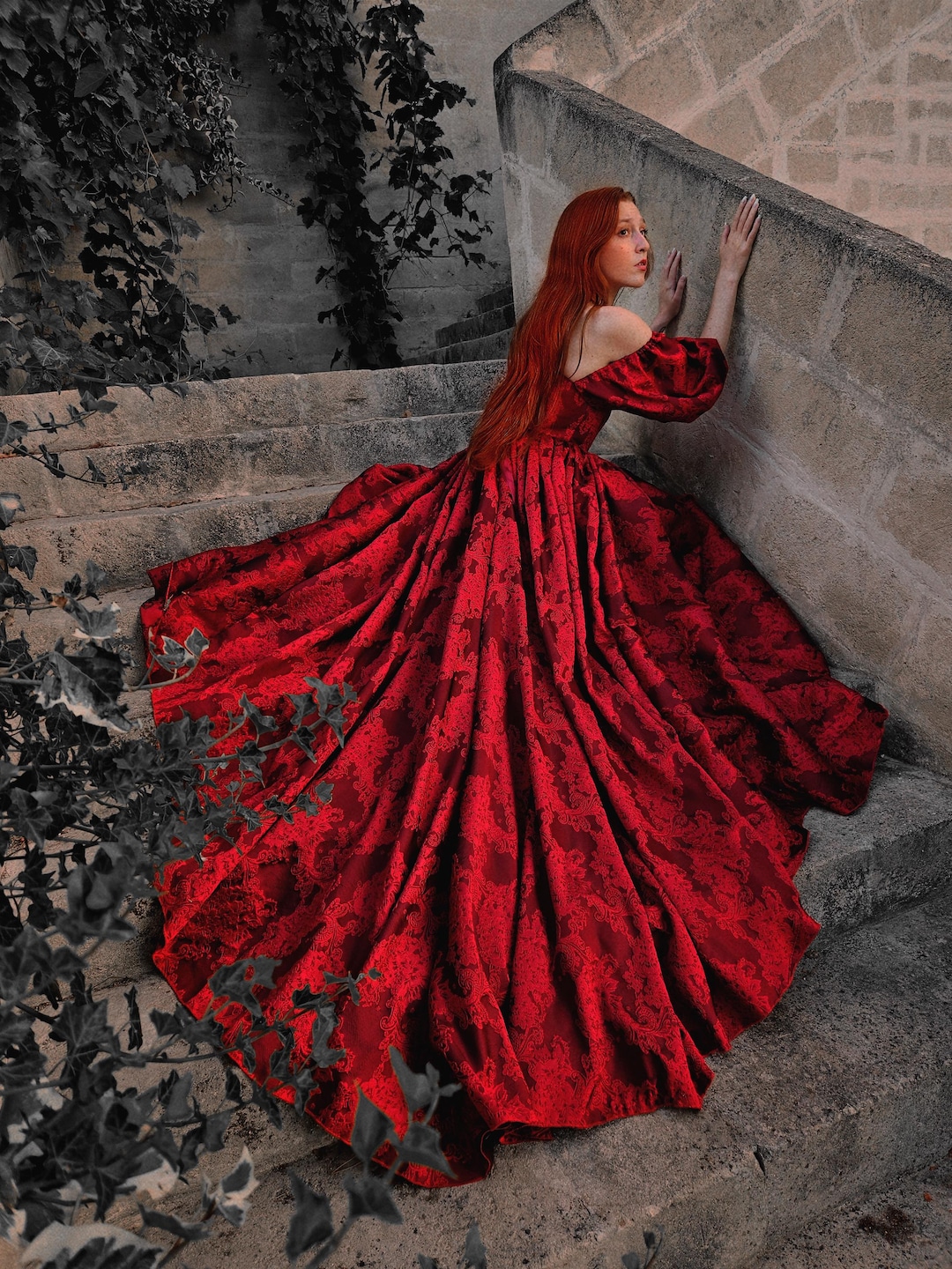 深紅の貴婦人ドレス、ふくらんだ袖と長い裾が特徴のスイートハート