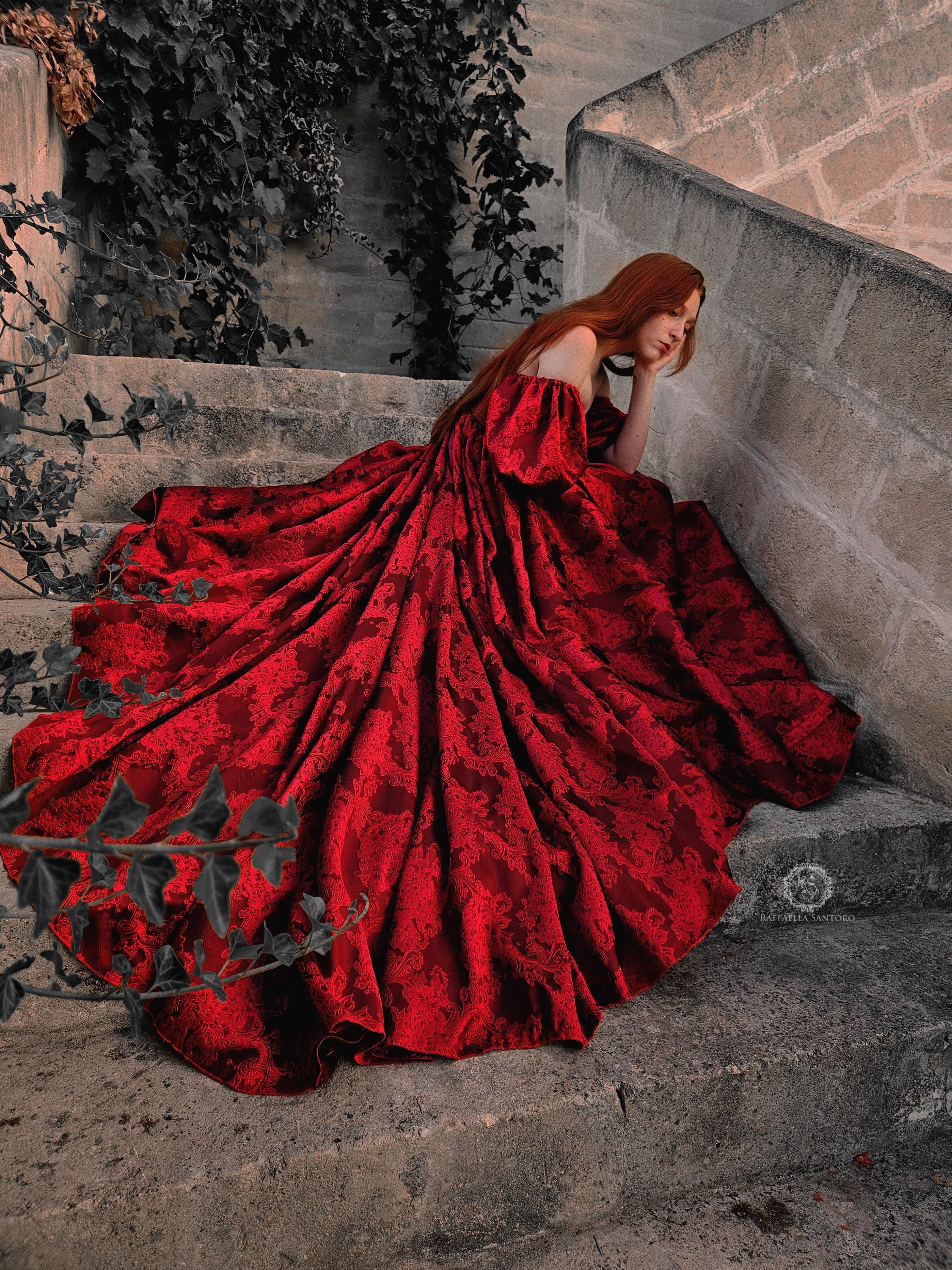 水墨画 女性と街並み 赤いドレス　フレームなし 深紅の貴婦人ドレス、ふくらんだ袖と長い裾が特徴のスイートハート